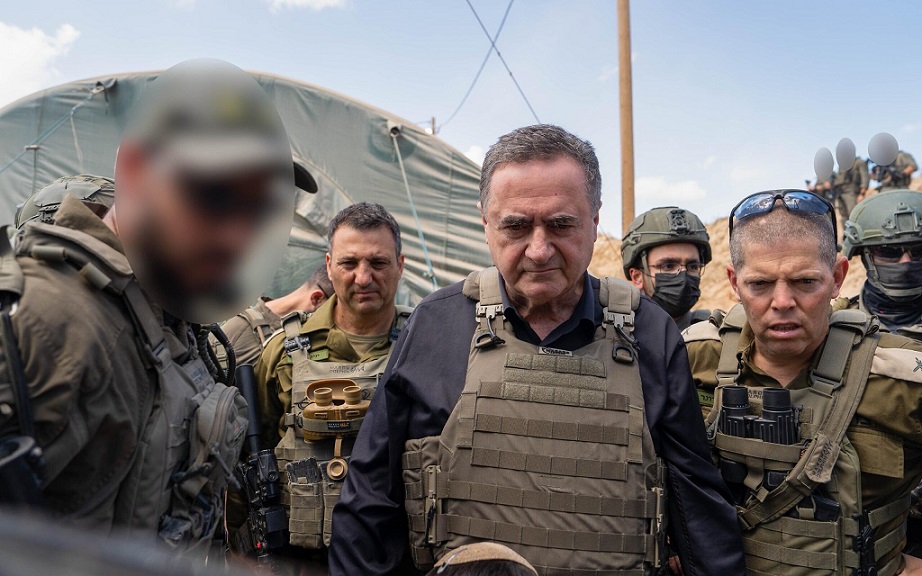 Israel Katz oo la taagan militariga.jpg